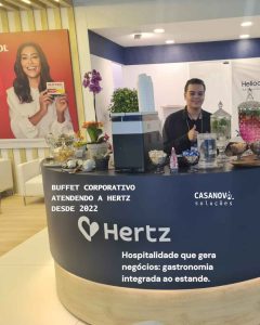 Buffet personalizado no estande da Hertz em feira farmacêutica