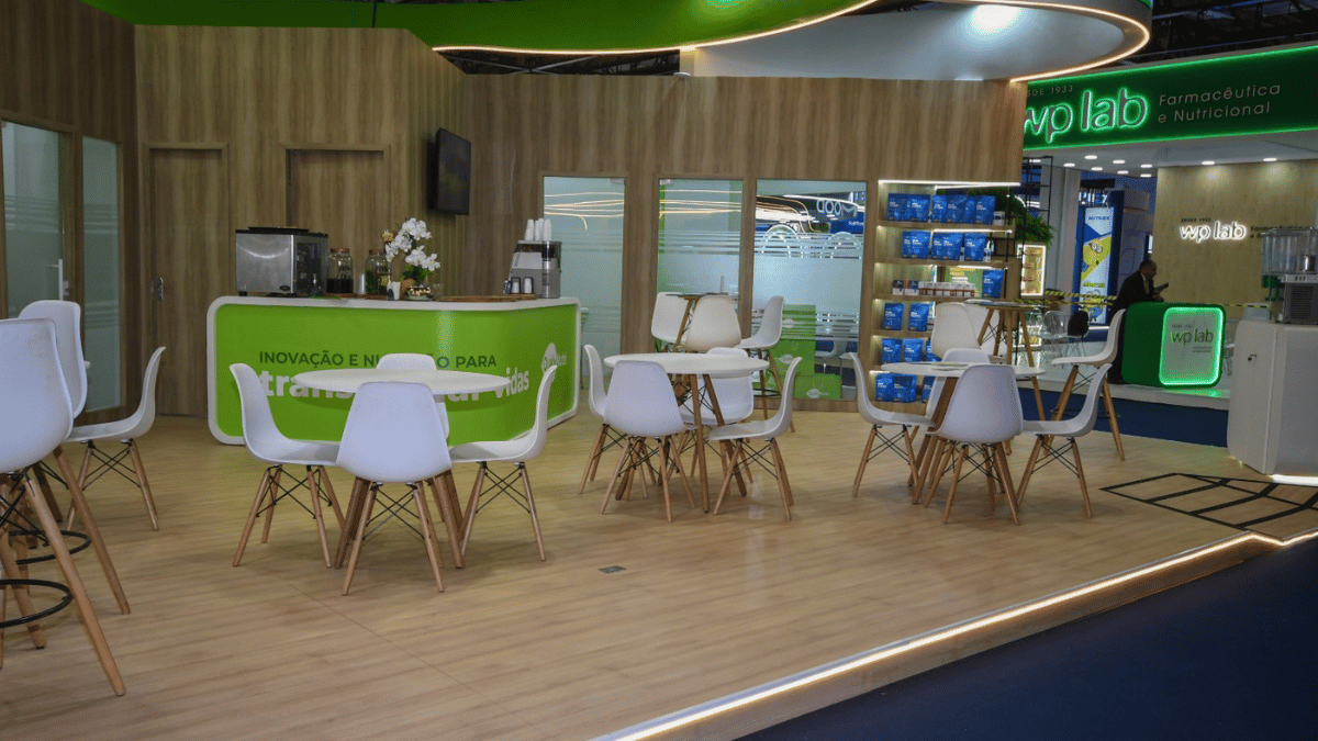Área social do Estande da Qualy Nutri na Abradilan Conexão Farma