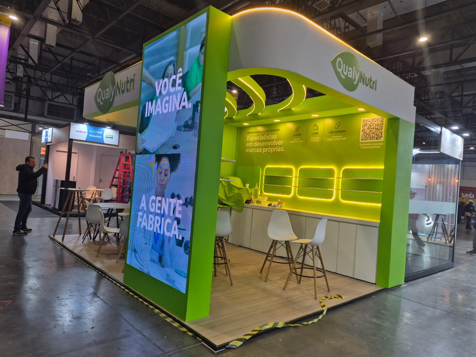 Estande Qualy Nutri na PL Connections com painel de led em destaque