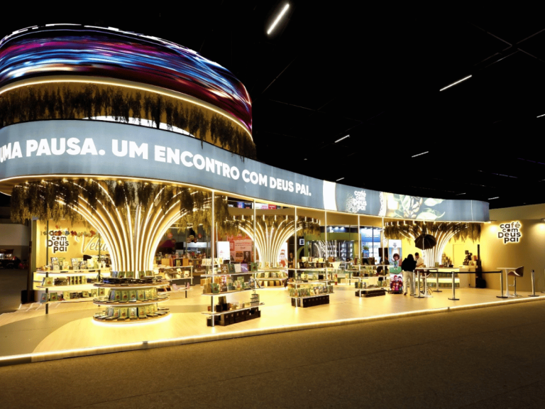 Estande cenográfico do Café com Deus Pai montado pela Casanova Soluções na Bienal do Livro com painel de LED circular